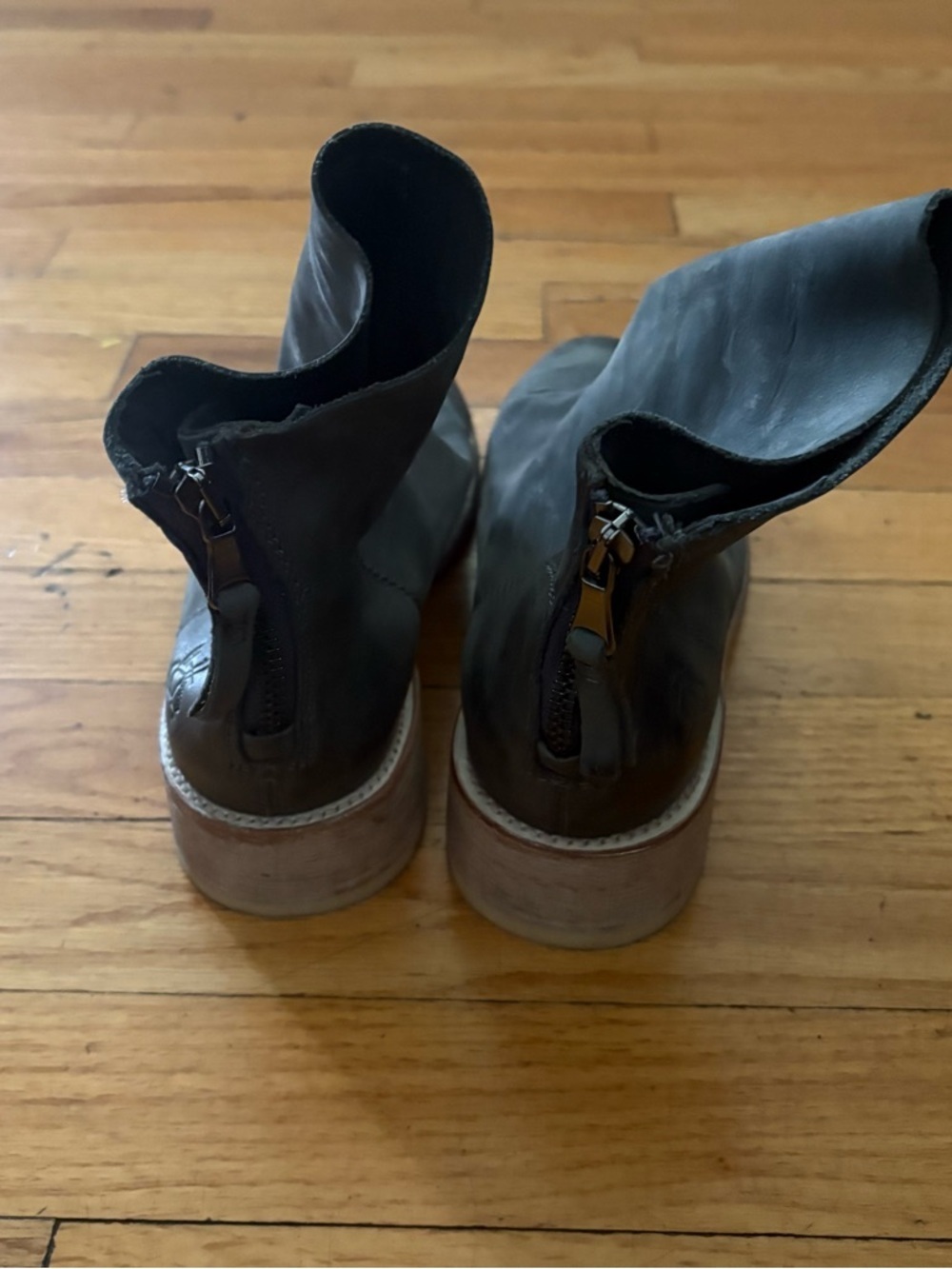 John Fluevog Slouchy Gray Leather Ankle Boots Minimalist Boho Size 8 - Picture 4 of 6